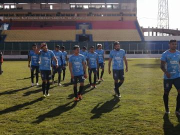 Jugadores de blooming abandonan cabizbajo el campo de juego tras la goleada que sufren