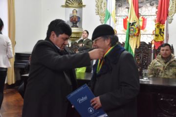 Entrega del reconocimiento a Rafael Arias.