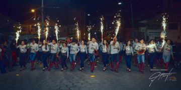 Los ensayos de las fraternidades se realizan por las noches.