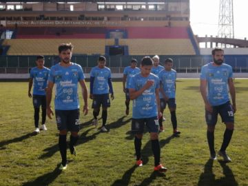 Jugadores de blooming abandonan cabizbajo el campo de juego tras la goleada que sufren