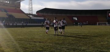 Miguel Padilla celebra el cuarto gol.