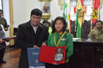 El gobernador junto a Ana Paula Condori. 