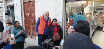 Se tomó fotos con varios ciudadanos.