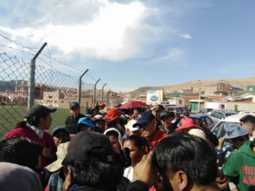 Mucha gente acudió al coliseo de Las Delicias creyendo que venderían puestos. 