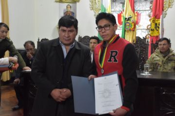 Pablo Jesús Guzmán Churata posa  tras recibir la distinción.