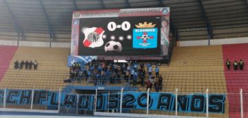 Hinchas de blooming apoyan a su equipo.