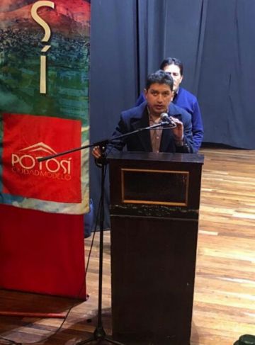 Anunciando a los ganadores.