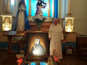 El padre Canisio junto a la tumba de fray Vicente Bernedo.