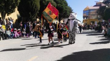 Los niños a su paso por el altar patrio.