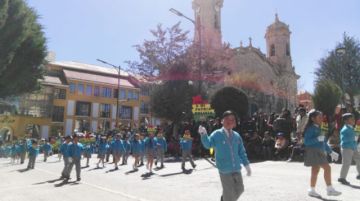 Los niños a su paso por el altar patrio.