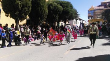 Los niños a su paso por el altar patrio.