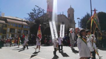 Los niños a su paso por el altar patrio.