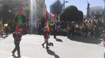 Los niños a su paso por el altar patrio.