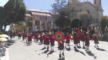 Los niños a su paso por el altar patrio.
