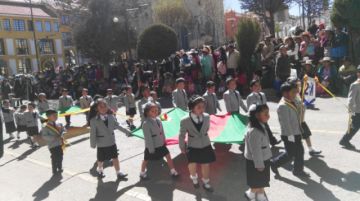 Los niños a su paso por el altar patrio.