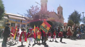 Los niños a su paso por el altar patrio.