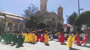 Los niños a su paso por el altar patrio.