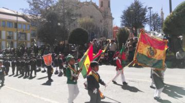 Los niños a su paso por el altar patrio.