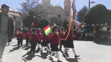 Los niños a su paso por el altar patrio.