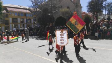 Los niños a su paso por el altar patrio.