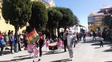 Los niños a su paso por el altar patrio.