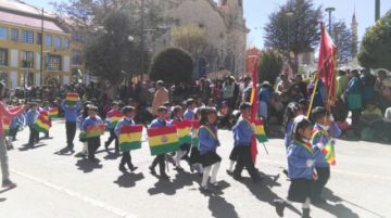 Los niños a su paso por el altar patrio.