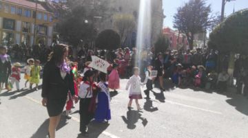 Los niños a su paso por el altar patrio.