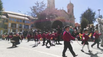 Los niños a su paso por el altar patrio.