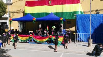 El palco desde lejos.