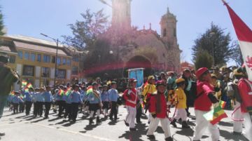 Los niños a su paso por el altar patrio.