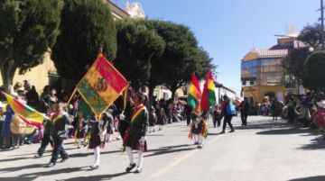 Los niños a su paso por el altar patrio.