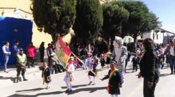 Los niños a su paso por el altar patrio.