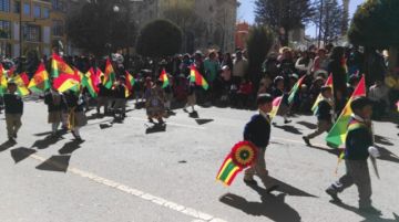 Los niños a su paso por el altar patrio.