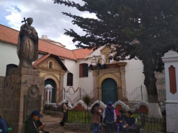 Estatua de fray Vicente y el acceso principal al templo de Santo Domingo.