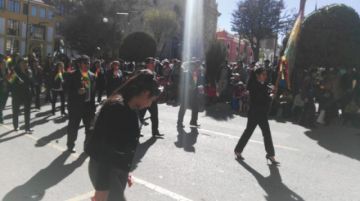 Los niños a su paso por el altar patrio.