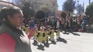 Los niños a su paso por el altar patrio.