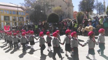 Los niños a su paso por el altar patrio.