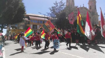 Los niños a su paso por el altar patrio.