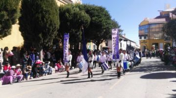 Los niños a su paso por el altar patrio.