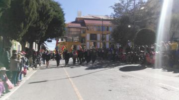 El ingreso de las autoridades a la plaza principal.