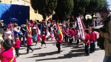Los niños a su paso por el altar patrio.