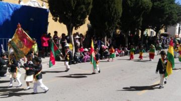 Los niños a su paso por el altar patrio.