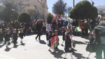Los niños a su paso por el altar patrio.