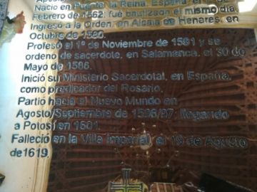 Detalle en la lápida de la tumba de Bernedo.