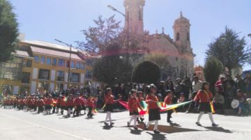 Los niños a su paso por el altar patrio.