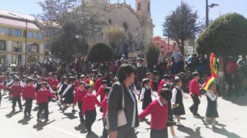 Los niños a su paso por el altar patrio.