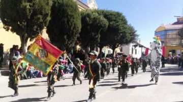 Los niños a su paso por el altar patrio.