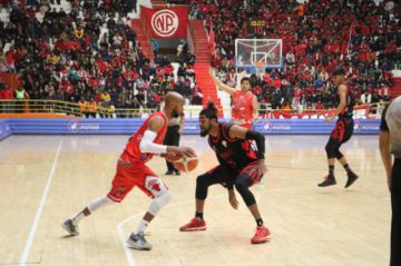 Jovonni Shuler, de Pichincha, controlo el balón.