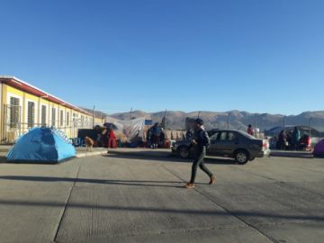 El periodista Walter Pinto reportó que ayer seguían las filas y carpas en el coliseo de Las Delicias.
