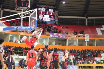 Antone Robinson, de Pichincha, clava el balón.